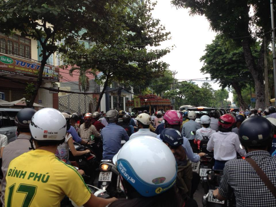 Trước đó, giao thông Đà Nẵng hỗn loạn sau khi chặn đường làm hầm chui