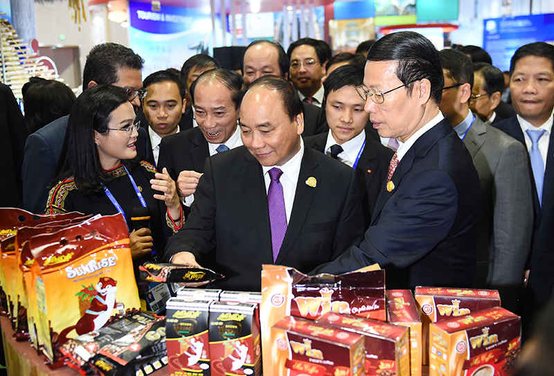 Thủ tướng Chính phủ Nguyễn Xuân Phúc giới thiệu với Phó Thủ tướng Quốc vụ viện Trung Quốc Trương Cao Lệ về cà phê Việt Nam. 
