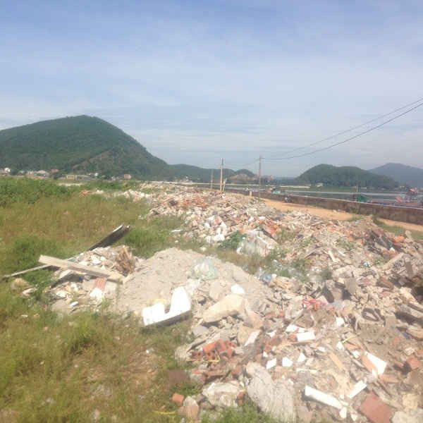 Chất thải rắn xây dựng được đổ tràn lan dọc theo bờ kè Khối 6, phường Nghi Tân