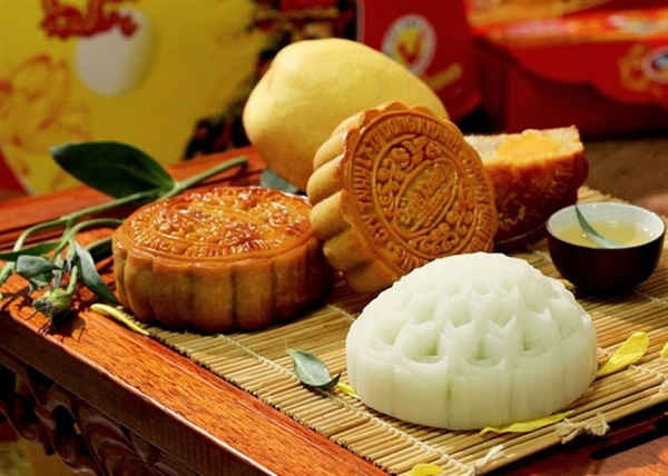 Bánh có hình tròn hoặc hình vuông, tượng trưng cho đất trời hay sự viên mãn, sung túc. Bánh nướng có vỏ ngoài vàng óng, còn bánh dẻo lại trắng ngà với mùi thơm đặc trưng của từng hương vị.