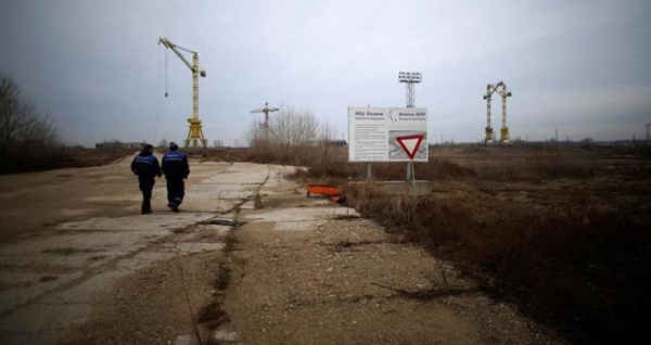 Những người công nhân đi bộ gần khu vực xây dựng nhà máy điện hạt nhân thứ hai của Bulgaria ở Belene vào ngày 24/1/2013. Ảnh: REUTERS / Stoyan Nenov