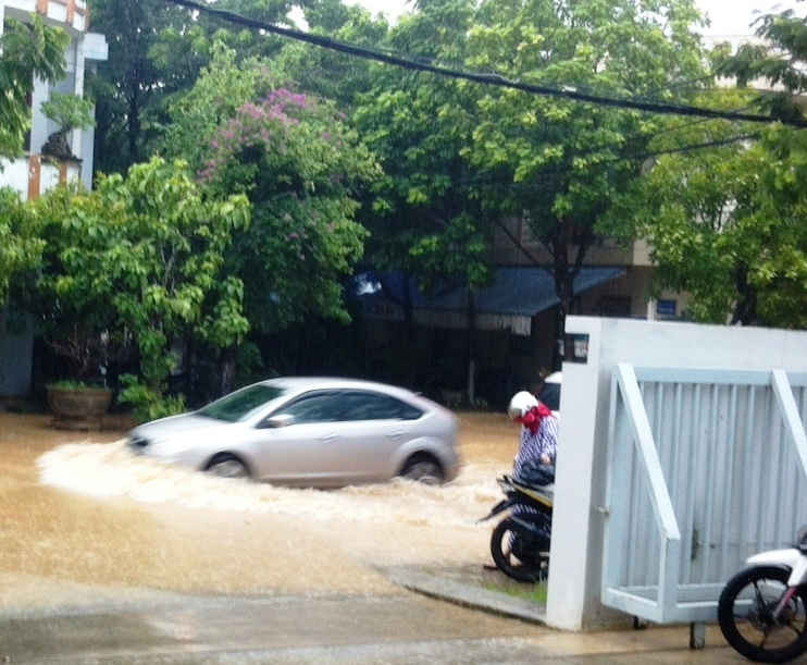Do ảnh hưởng của áp thấp nhiệt đới, từ sáng nay (12/9), Đà Nẵng xảy ra mưa lớn trên diện rộng