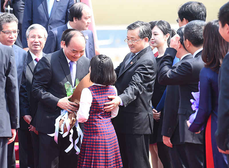  Đón Thủ tướng và đoàn tại sân bay, về phía Trung Quốc có Thứ trưởng Bộ Ngoại giao Trung Quốc Lưu Chấn Dân, Đại sứ Trung Quốc tại Việt Nam Hồng Tiểu Dũng 