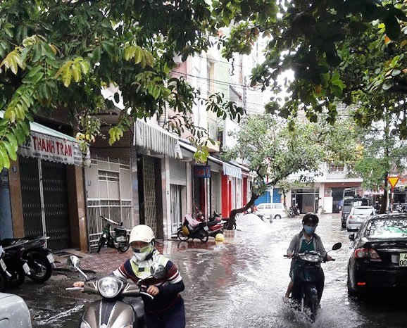 Trận mưa lớn kéo dài từ trưa nay tới chiều tối đã làm nhiều tuyến đường nội thành của Đà Nẵng ngập sâu, người dân bì bõm trong biển nước