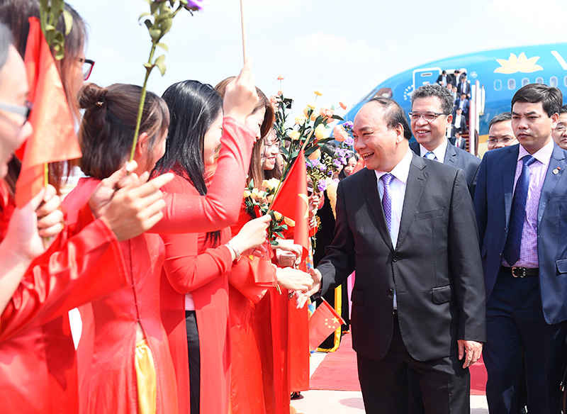 Đông đảo cộng đồng người Việt Nam đang sinh sống, lao động và học tập tại Trung Quốc chào đón Thủ tướng Nguyễn Xuân Phúc tại sân bay