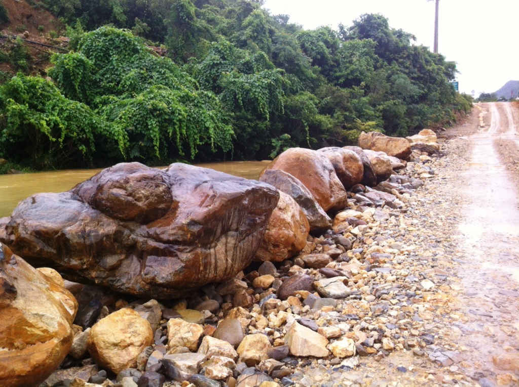 Chiều tối ngày 12/9, trong cơn mưa dữ dội và được tận mắt chứng kiến các đơn vị thi công đường cao tốc La Sơn - Túy Loan đã đổ đất đá, vùi lấp hàng trăm mét nhánh sông Nam, thượng nguồn sông Cu Đê