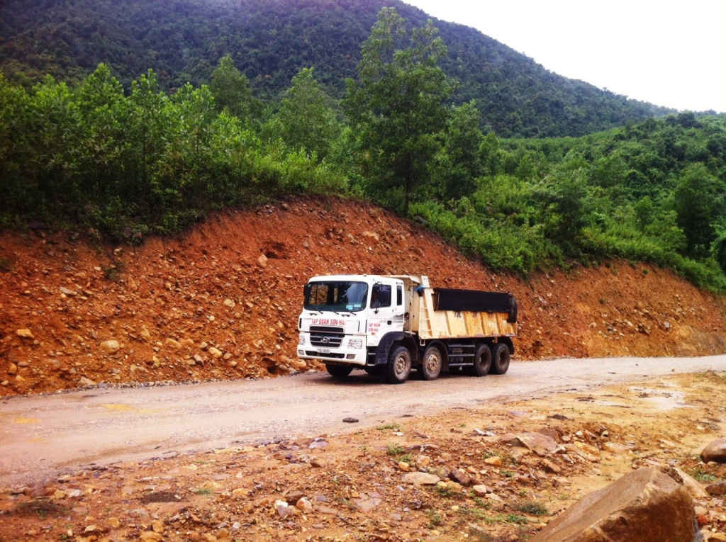UBND huyện Hòa Vang đã lập đoàn công tác liên ngành lên Hòa Bắc kiểm tra thực tế tình hình, xác định khu vực thi công đường cao tốc để đất đá vùi lấp dòng sông thuộc trách nhiệm của đơn vị thi công là Công ty TNHH Tập đoàn Sơn Hải
