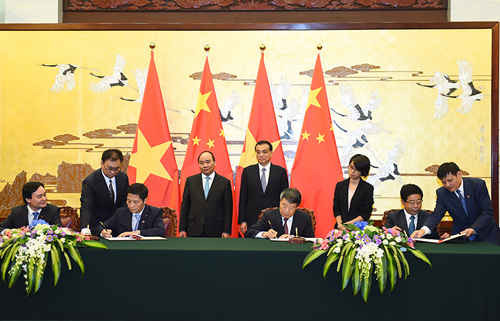 Thủ tướng Nguyễn Xuân Phúc và Thủ tướng Lý Khắc Cường chứng kiến đại diện các bộ, ngành hai nước ký kết văn bản hợp tác.