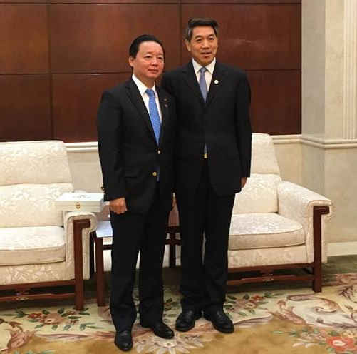 Bộ trưởng Bộ Tài nguyên và Môi trường Việt Nam Trần Hồng Hà  và ông Trinh Quốc Quang - Tổng cục Trưởng, Tổng cục Khí tượng Nhà nước Trung Quốc. 