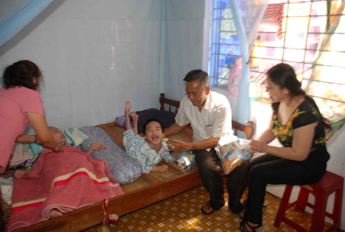 Anh Trần Thanh Chương cùng vợ động viên thăm hỏi, tặng quà trẻ em bị nhiễm chất độc màu da cam