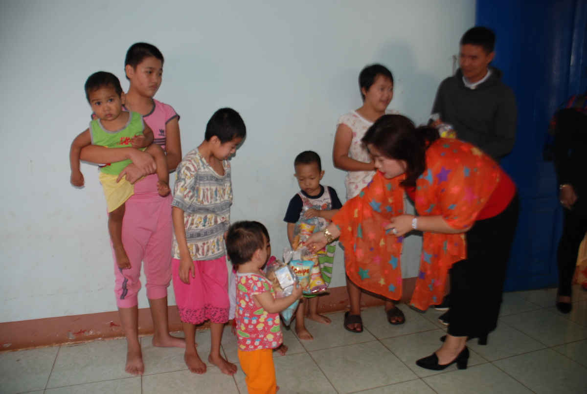 Chị Trần Thị Thuý Thanh trao quà tết Trung thu cho trẻ em mồ côi