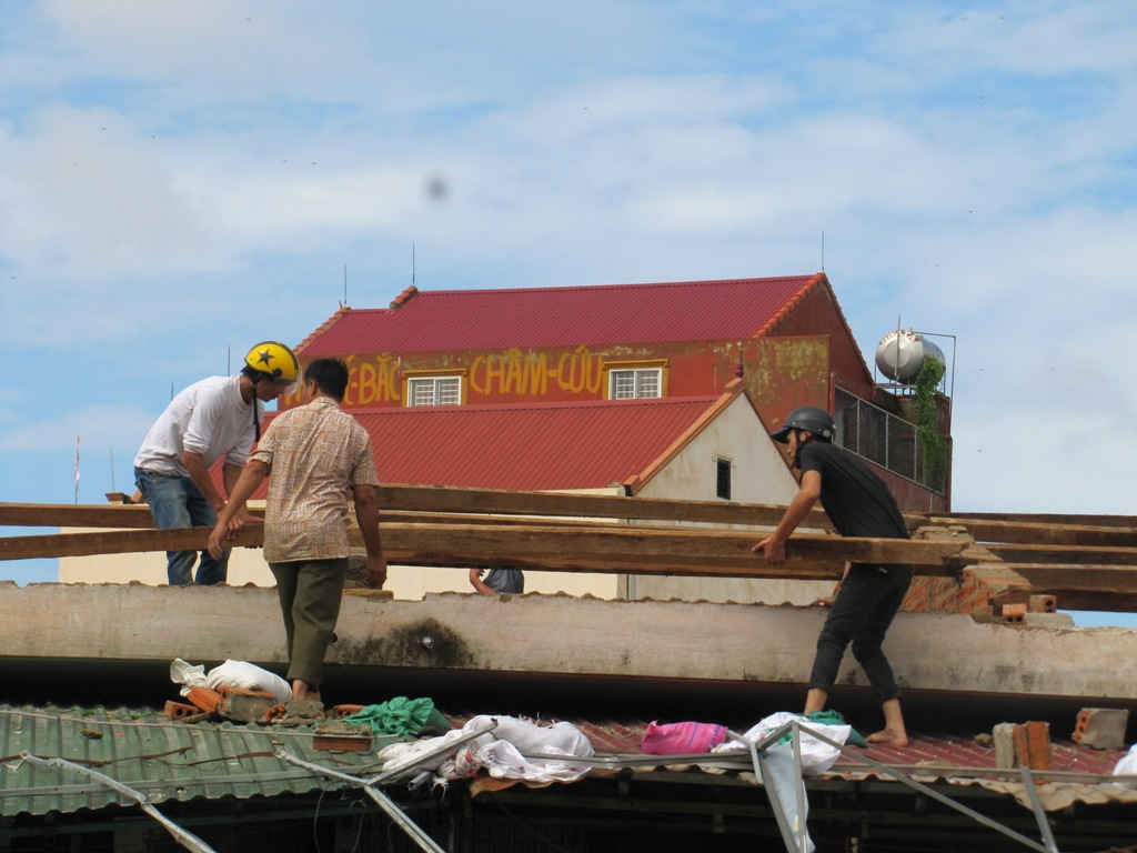 Mưa lớn kèm theo lốc xoáy đã làm tốc mái hơn 300 căn nhà tại Quảng Bình