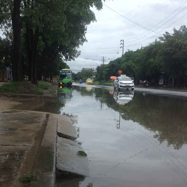 Mưa lớn liên tục khiến hầu hết các tuyến đường ở TP Vinh bị ngập sâu