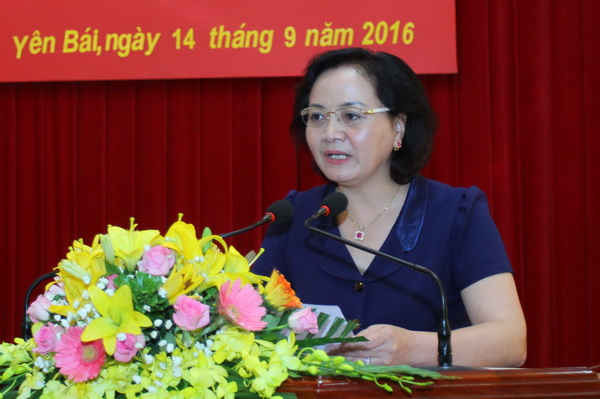 Bà Phạm Thị Thanh Trà - Ủy viên Trung ương Đảng, Bí thư Tỉnh ủy, Chủ tịch UBND tỉnh Yên Bái phát biểu tại Hội nghị chiều 14/9/2016. 