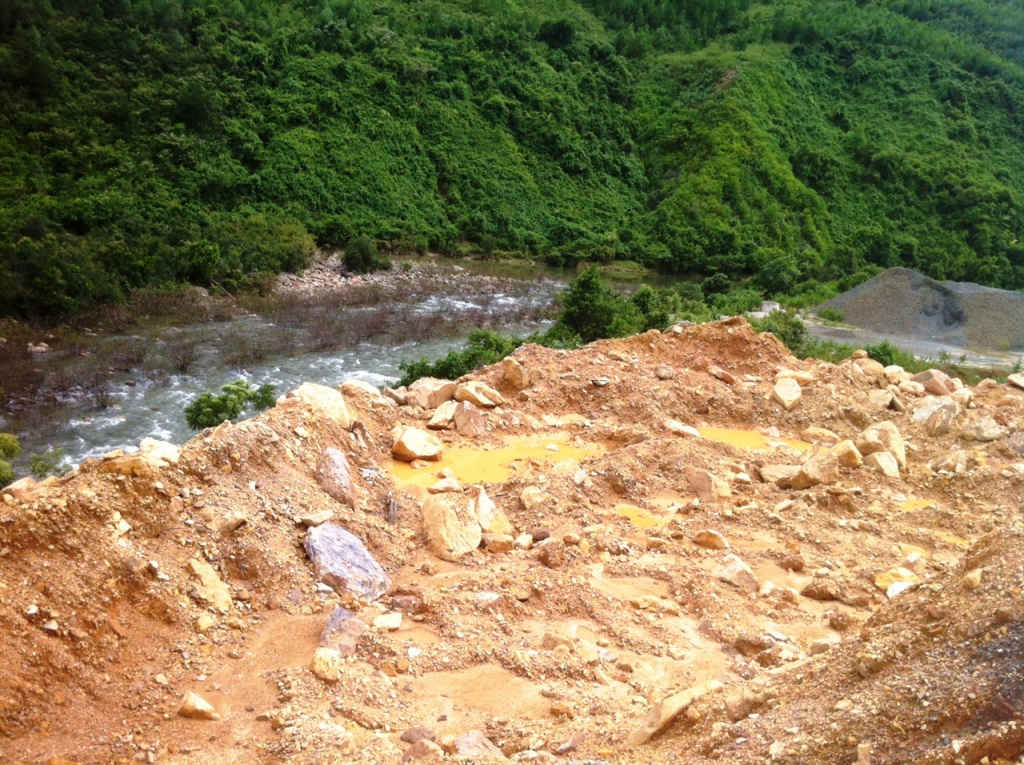 Các đơn vị thi công đường cao tốc La Sơn - Túy Loan đã đổ đất đá, vùi lấp hàng trăm mét nhánh sông Nam, thượng nguồn sông Cu Đê, ngăn dòng chảy