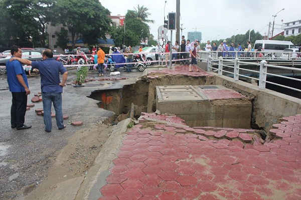 Hiện tượng sụt lún tại đường Phùng Chí Kiên và Kênh Bắc đang được khắc phục, sửa chữa để đảm bảo giao thông cho người dân
