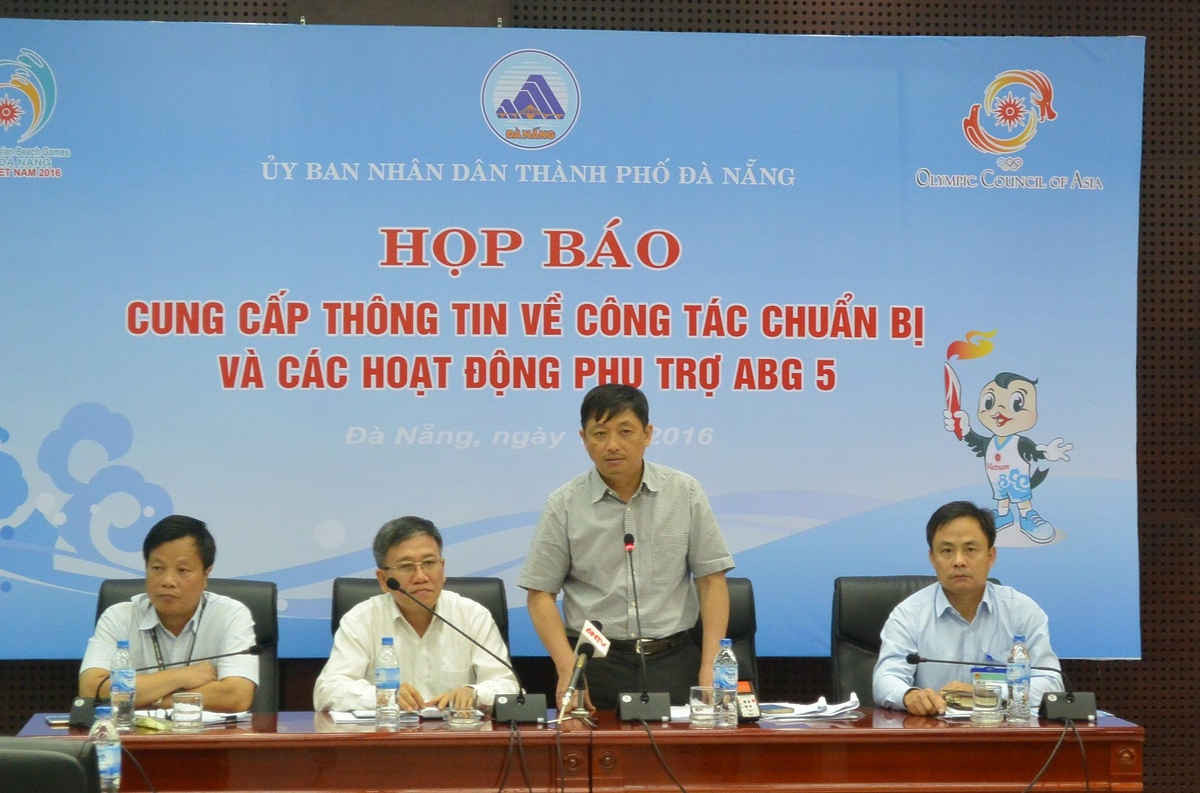 Ông Đặng Việt Dũng- Phó Chủ tịch UBND thành phố Đà Nẵng (đứng) chủ trì buổi họp báo