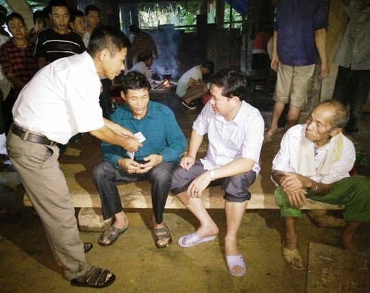 Ông Lê Sỹ Nghiêm, Chủ tịch UBND huyện Như Xuân (thứ 2 từ phải qua), đang thăm hỏi động viên ông Lương Văn Loan, gia đình có con trai đã chết và vợ đang mất tích