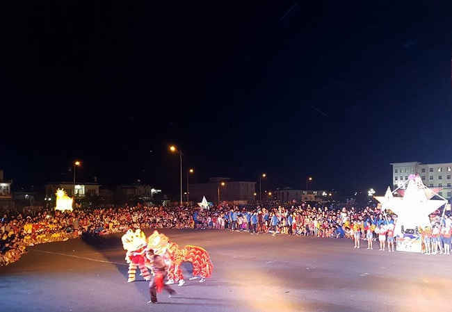 Hoạt động rước đèn, múa lân, rồng tại đêm hội trăng rằng ở quảng trường  thành phố Lai Châu