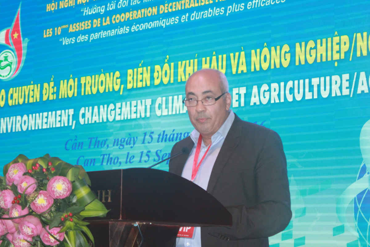 GS.TS Nguyễn Ngọc Trân, tham luận tại hội thảo.