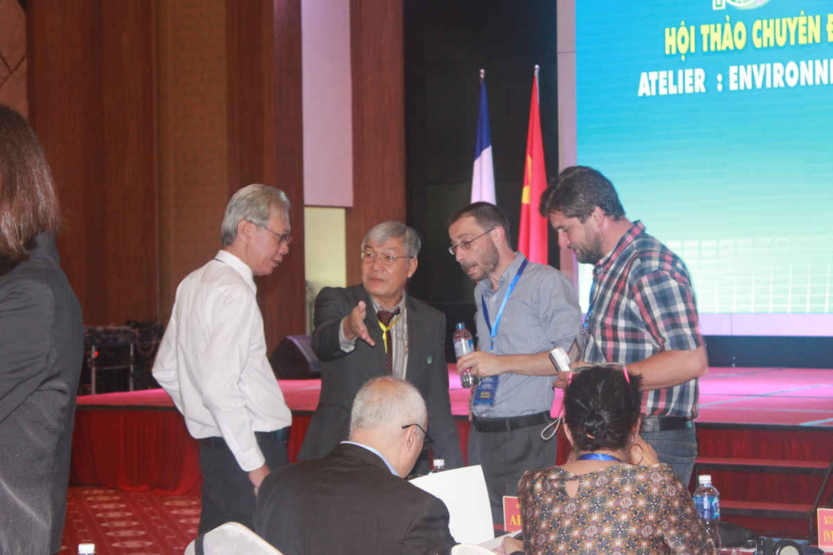 Các cán bộ, nhà khoa học của Việt Nam và Pháp trao đổi tại hội thảo.