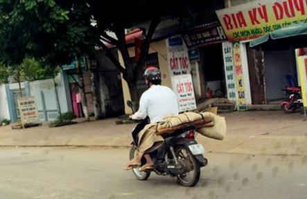 Bức ảnh người đàn ông chở thi thể bệnh nhân bằng xe máy di chuyển qua thành phố Sơn La