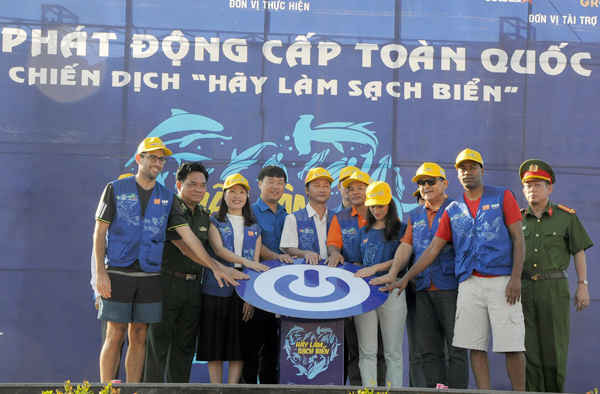 Hàng vạn thanh niên Việt Nam hưởng ứng chiến dịch Hãy làm sạch biển. Ảnh: Việt Hùng
