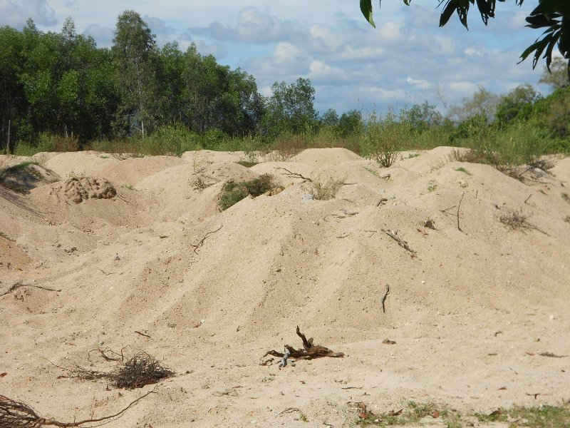 Khối lượng cát tận thu hiện đang tập kết tại khu vực nghĩa địa thôn Thạch Mỹ.