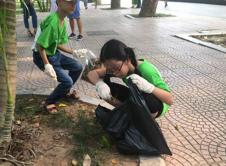 Tình nguyện viên nhí hào hứng cùng bố mẹ dọn rác 