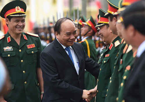 Cán bộ, chiến sĩ Quân khu 3 đón Thủ tướng Nguyễn Xuân Phúc.