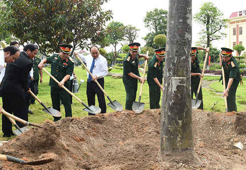Thủ tướng trồng cây trong khuôn viên trụ sở Bộ Tư lệnh Quân khu 3. 