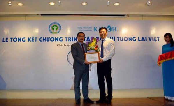 Ông Doãn Ngọc Hải Viện trưởng Viện Sức khỏe nghề nghiệp và Môi trường trao chứng nhận tài trợ 75 triệu lít nước tinh khiết cho TGĐ công ty CP Karofi Việt Nam