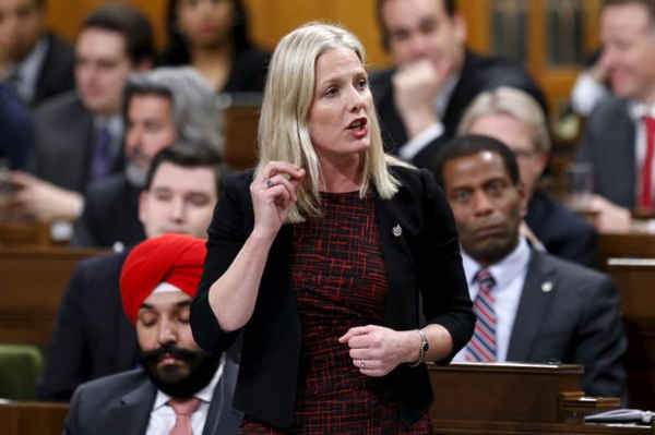 Bộ trưởng Môi trường Canada Catherine McKenna phát biểu trong phần hỏi đáp tại Hạ viện ở Parliament Hill ở Ottawa, Canada vào ngày 3/2/2016. REUTERS / Chris Wattie