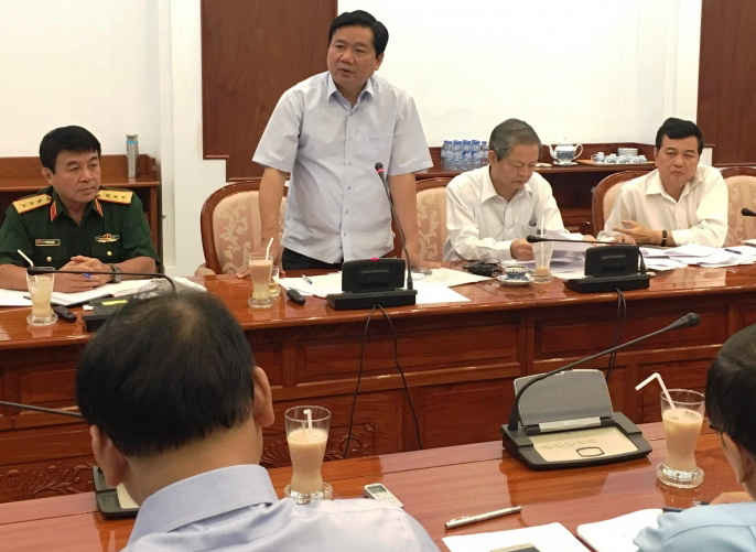 Ông Đinh La Thăng, Bí thư Thành ủy TP.HCM chỉ đạo phải có các giải pháp đồng bộ để chống ngập cho khu vực sân bay Tân Sơn Nhất.