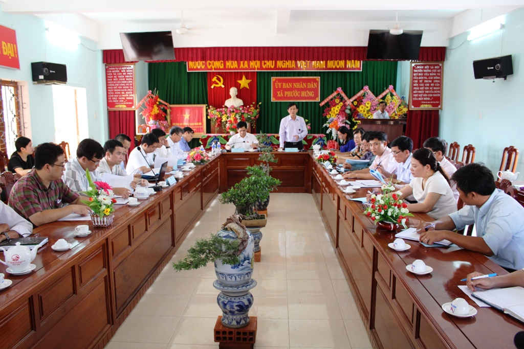 Quang cảnh buổi làm việc của Đoàn giám sát Ủy ban Thường vụ Quốc hội với UBND xã Phước Hưng (huyện Tuy Phước).