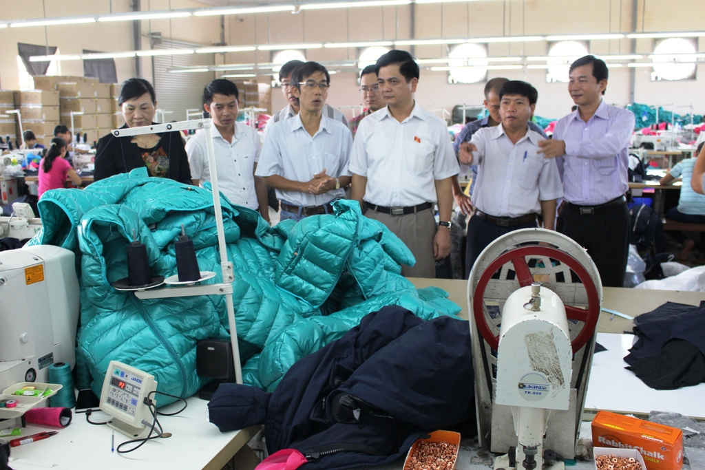  Đoàn giám sát thăm một cơ sở may gia công quần áo trên địa bàn xã Phước Hưng.