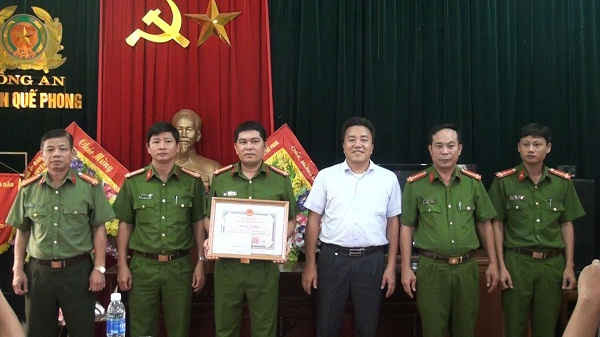 Lãnh đạo huyện Quế Phong đã khen thưởng Ban chuyên án với chiến công vừa qua
