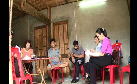 Đoàn kiểm tra cơ sở chế biến giò chả vi phạm an toàn vệ sinh thực phẩm của bà Bùi Thị Biên ở tổ 7, thị trấn Bát Xát (Lào Cai). Ảnh do Chi cục quản lý chất lượng nông lâm và thủy sản tỉnh Lào Cai cung cấp. 