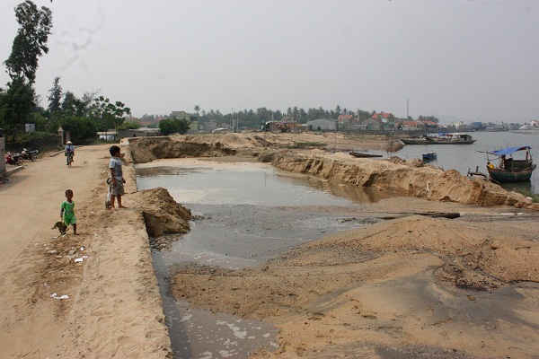 Một đoạn đê biển ở thị xã Hoàng Mai bị xâm hại