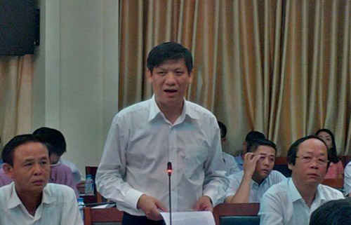 Thứ trưởng Bộ Y tế Nguyễn Thanh Long đọc báo cáo của Bộ Y tế. Ảnh: Người Lao Động