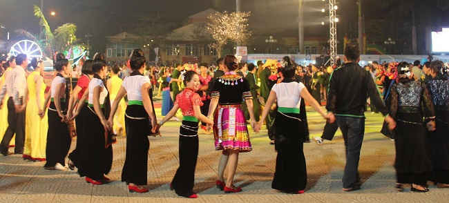 Vòng xòe Điện Biên, nét đẹp văn hóa thu hút sự quan tâm của nhiều du khách đến với Điện Biên.