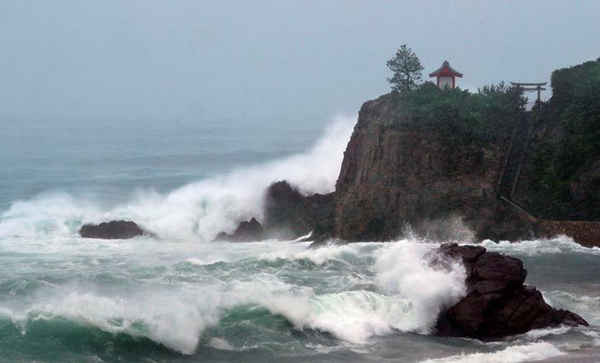 Bão Malakas tấn công bờ biển Katsurahama của thành phố Kochi, quận Kochi, Nhật Bản, gây ra sóng cao vào ngày 20/9/2016. Ảnh: Kyodo / REUTERS