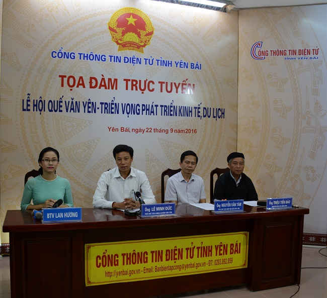 Ảnh: Lãnh đạo huyện Văn Yên trả lời và giải đáp các câu hỏi của nhân dân về thông tin Lễ hội Quế Văn Yên