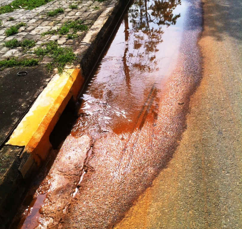 Quanh khu vực đường số 4 KCN Hòa Khánh, nước thải từ các hố ga chảy tràn ngập ra đường, khiến tuyến đường chính này bốc mùi hôi thối