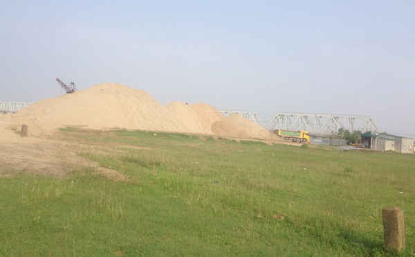 Bến cát nằm gần cầu đường sắt Yên Xuân