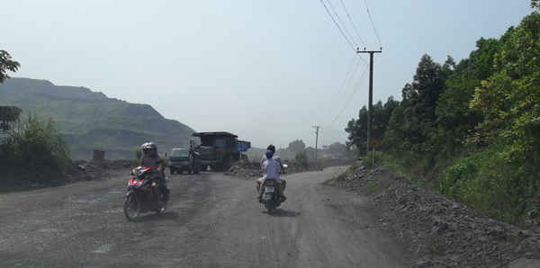 Đường liên xã đi chung đi với đường vận chuyển than và đất, đá của công trường Công ty than Khánh Hòa.