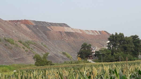 Bãi đổ thải của Cty than Khánh Hòa gần sát khu vực người dân sinh sống