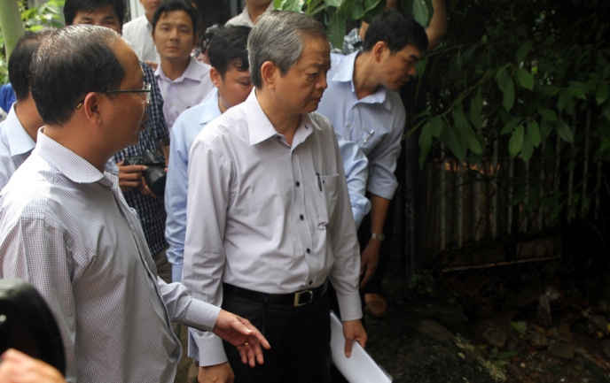 Phó Chủ tịch UBND TPHCM Lê Văn Khoa kiểm tra tình trạng xây dựng lấn chiếm kênh rạch trên địa bàn quận Bình Thạnh. 
