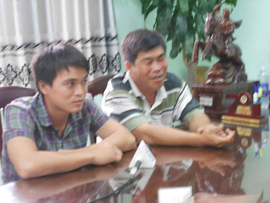 Tài xế Trần Văn Cường (ngồi bên phải) người điều khiển xe lạng lách, đánh võng trên QL 1 trước đó, gây bức xúc dư luận xã hội.