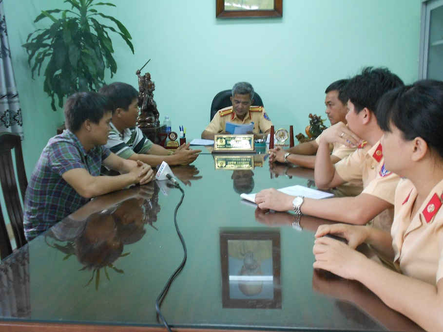Trung tá Đoàn Văn Sỹ, Trưởng Trạm CSGT Tuy Phước đã mời lái xe và nhà xe Dư Oanh vào làm việc tại trụ sở vào chiều 23-9.